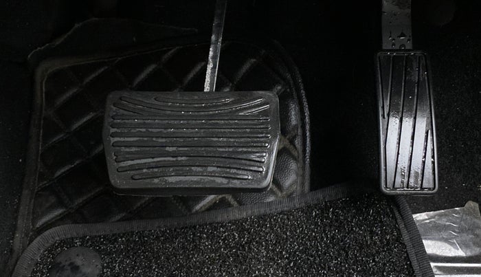 2022 Mahindra XUV700 AX 7 LUXURY P AT 7 STR, Petrol, Automatic, 6,835 km, Pedals