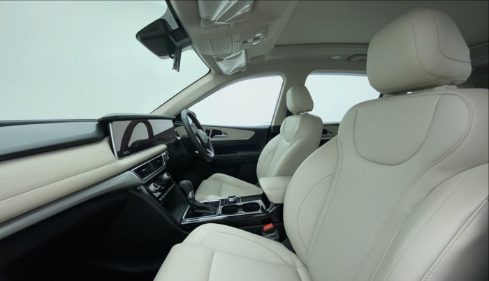 2022 Mahindra XUV700 AX 7 LUXURY P AT 7 STR, Petrol, Automatic, 6,835 km, Right Side Front Door Cabin