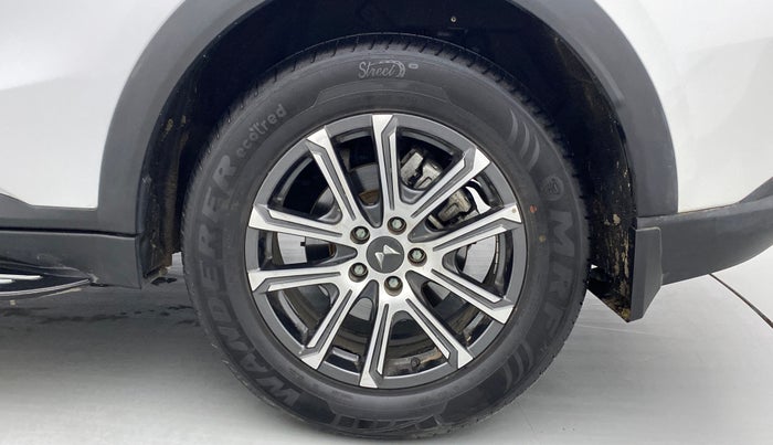 2022 Mahindra XUV700 AX 7 LUXURY P AT 7 STR, Petrol, Automatic, 6,835 km, Left Rear Wheel