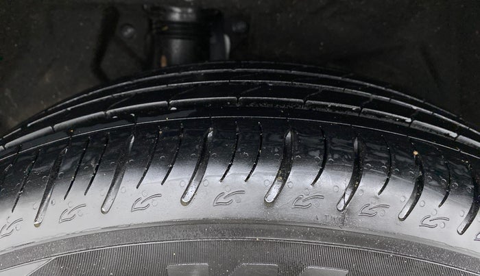 2022 Mahindra XUV700 AX 7 LUXURY P AT 7 STR, Petrol, Automatic, 6,835 km, Right Rear Tyre Tread