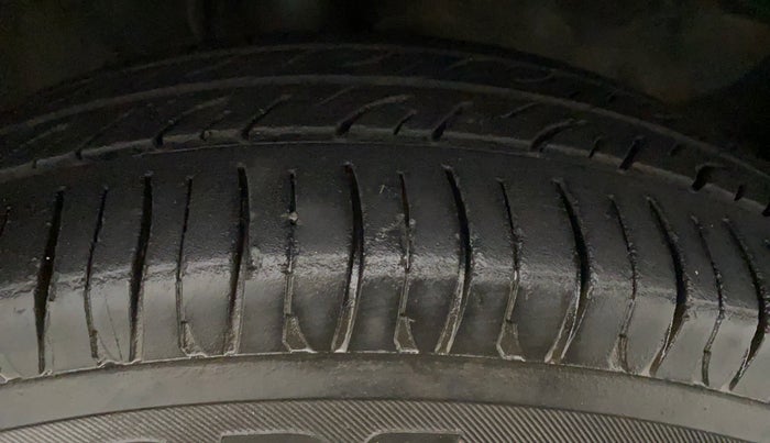 2011 Maruti Swift VXI, Petrol, Manual, 93,751 km, Right Front Tyre Tread