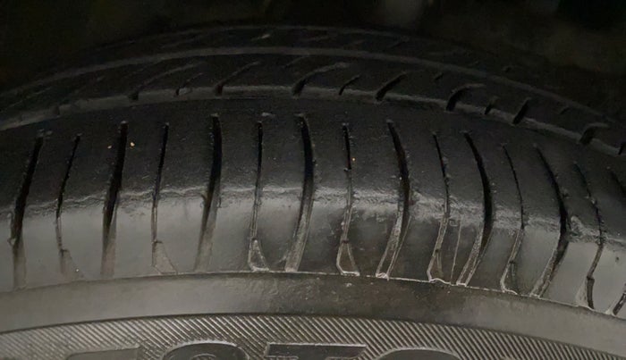 2011 Maruti Swift VXI, Petrol, Manual, 93,751 km, Right Rear Tyre Tread