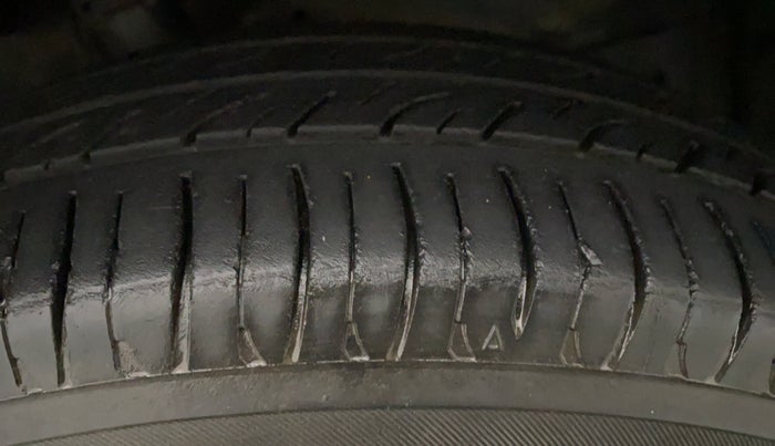 2011 Maruti Swift VXI, Petrol, Manual, 93,751 km, Left Rear Tyre Tread