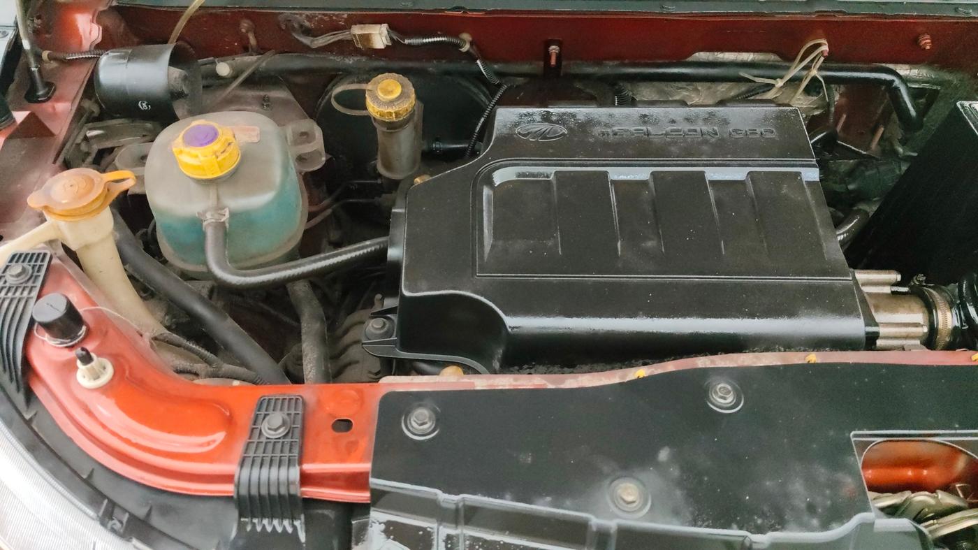 2017 Mahindra Kuv100 K8 6 STR, Petrol, Manual, 7,653 km, Engine View - Right