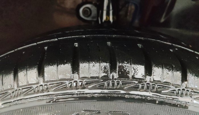 2017 Mahindra Kuv100 K8 6 STR, Petrol, Manual, 76,124 km, Right Front Tyre Tread