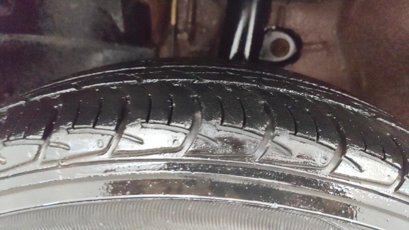 2017 Mahindra Kuv100 K8 6 STR, Petrol, Manual, 7,653 km, Left Front Tyre Tread