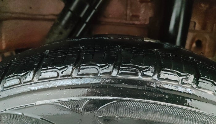 2017 Mahindra Kuv100 K8 6 STR, Petrol, Manual, 76,124 km, Left Rear Tyre Tread