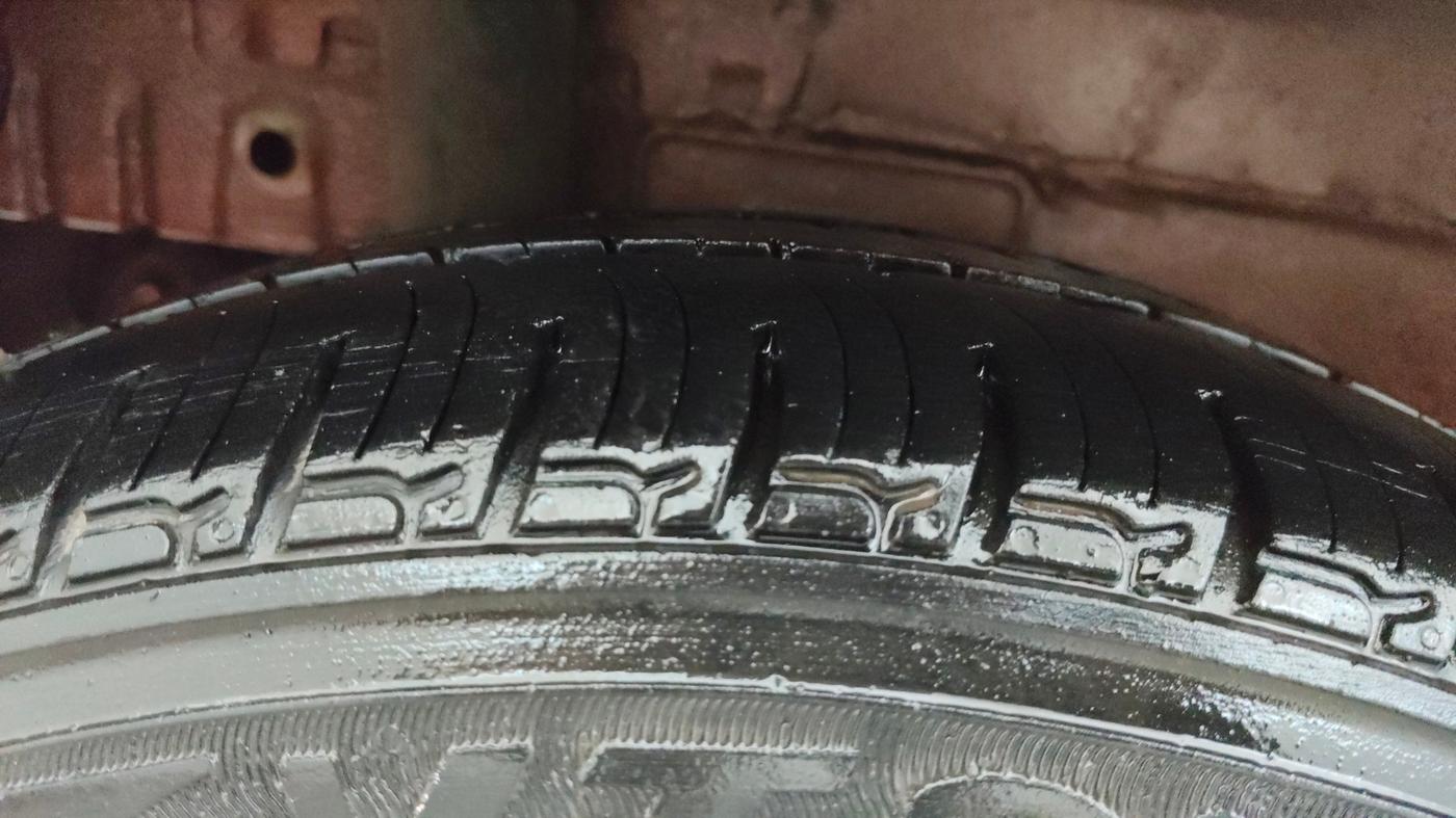 2017 Mahindra Kuv100 K8 6 STR, Petrol, Manual, 7,653 km, Right Rear Tyre Tread