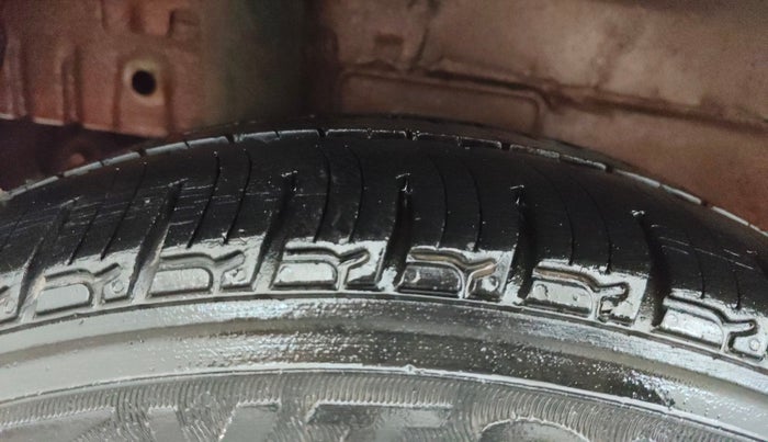 2017 Mahindra Kuv100 K8 6 STR, Petrol, Manual, 76,124 km, Right Rear Tyre Tread