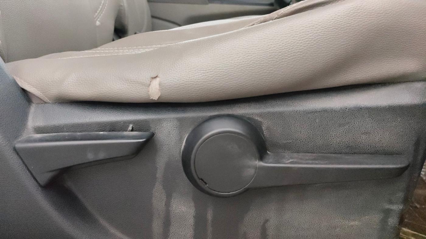 2017 Mahindra Kuv100 K8 6 STR, Petrol, Manual, 7,653 km, Driver Side Adjustment Panel