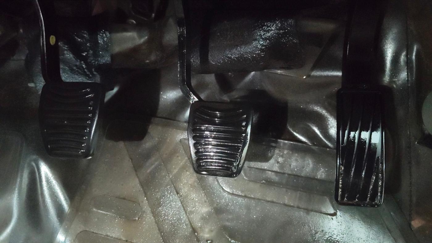 2017 Mahindra Kuv100 K8 6 STR, Petrol, Manual, 7,653 km, Pedals