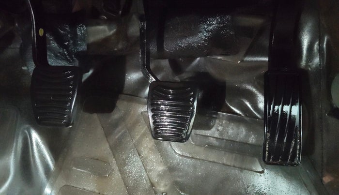 2017 Mahindra Kuv100 K8 6 STR, Petrol, Manual, 76,124 km, Pedals