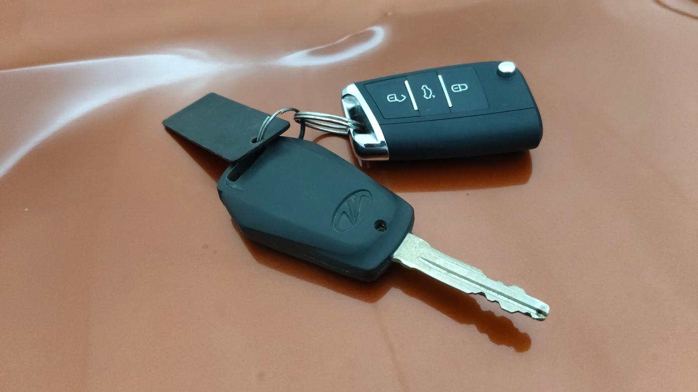 2017 Mahindra Kuv100 K8 6 STR, Petrol, Manual, 7,653 km, Key Close Up