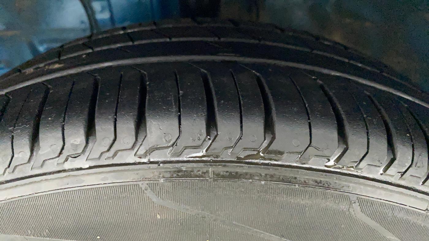 2016 Toyota Etios Liva LE PETROL, Petrol, Manual, 1,20,134 km, Left Front Tyre Tread