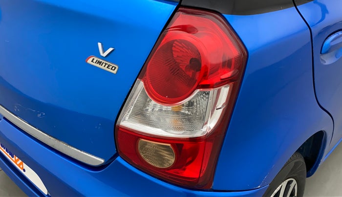 2016 Toyota Etios Liva LE PETROL, Petrol, Manual, 1,20,134 km, Right tail light - Minor scratches