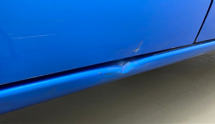 2016 Toyota Etios Liva LE PETROL, Petrol, Manual, 1,20,134 km, Right running board - Slightly dented