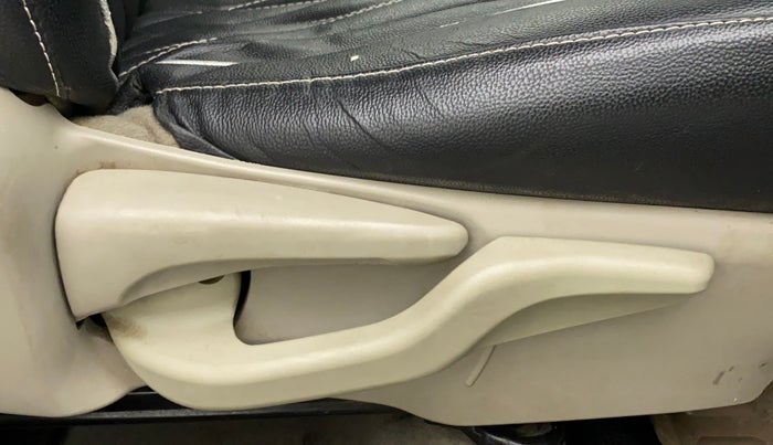 2016 Toyota Etios Liva LE PETROL, Petrol, Manual, 1,20,134 km, Driver Side Adjustment Panel