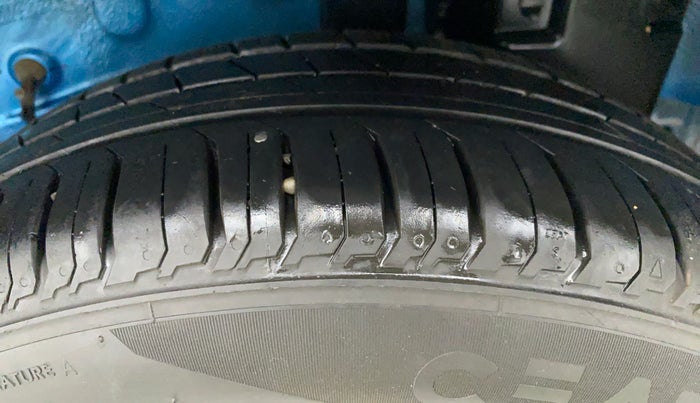 2016 Toyota Etios Liva LE PETROL, Petrol, Manual, 1,20,134 km, Left Rear Tyre Tread