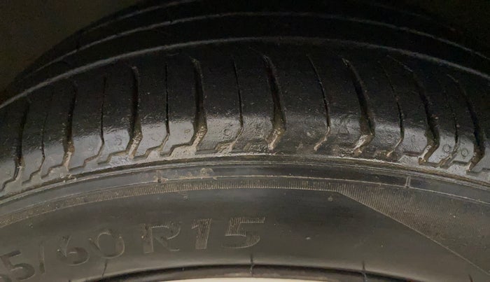 2016 Volkswagen Polo COMFORTLINE 1.2L, Petrol, Manual, 61,596 km, Left Front Tyre Tread