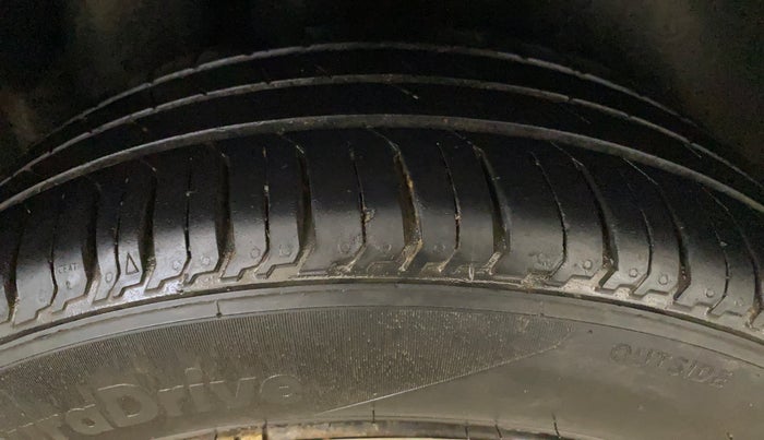 2016 Volkswagen Polo COMFORTLINE 1.2L, Petrol, Manual, 61,596 km, Right Rear Tyre Tread