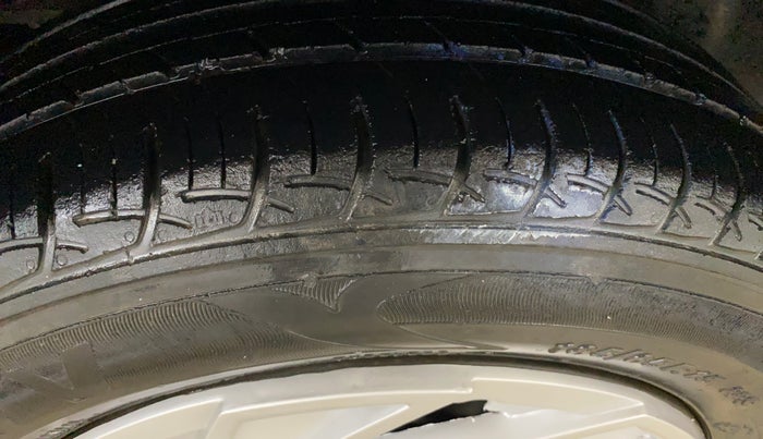 2019 Maruti Ciaz SIGMA 1.5 SHVS MT  PETROL, Petrol, Manual, 86,857 km, Right Rear Tyre Tread