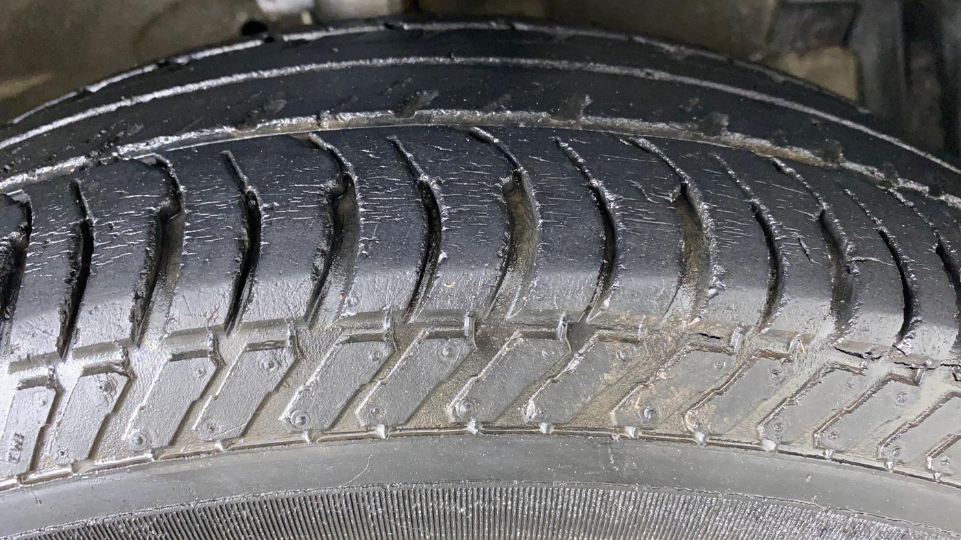 2017 Maruti Swift VXI, CNG, Manual, 47,991 km, Right Front Tyre Tread