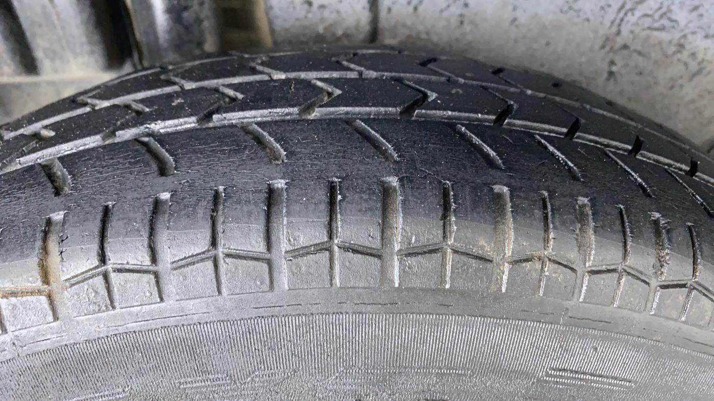 2017 Maruti Swift VXI, CNG, Manual, 47,991 km, Right Rear Tyre Tread