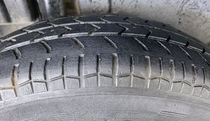 2017 Maruti Swift VXI, CNG, Manual, 47,991 km, Right Rear Tyre Tread
