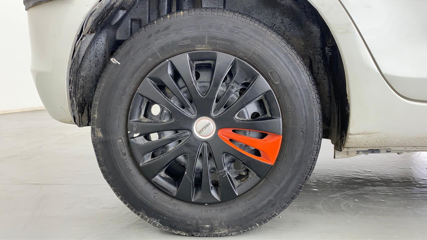 2017 Maruti Swift VXI, CNG, Manual, 47,991 km, Right Rear Wheel