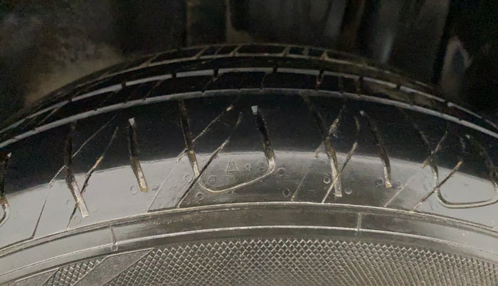 2015 Maruti S Cross ALPHA 1.6, Diesel, Manual, 1,49,991 km, Left Rear Tyre Tread