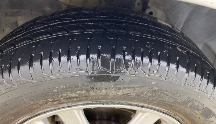 2016 Honda Brio VX MT, Petrol, Manual, 90,438 km, Left Front Tyre Tread