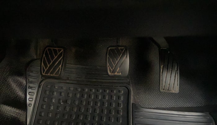 2016 Maruti Swift LXI (O), Petrol, Manual, 64,386 km, Pedals