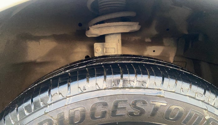2016 Maruti Swift LXI (O), Petrol, Manual, 64,386 km, Right Front Tyre Tread