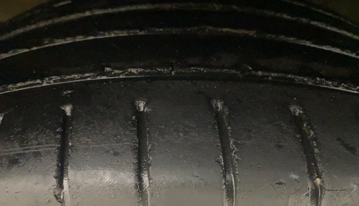 2016 Maruti Baleno ALPHA PETROL 1.2, Petrol, Manual, 56,200 km, Left Front Tyre Tread