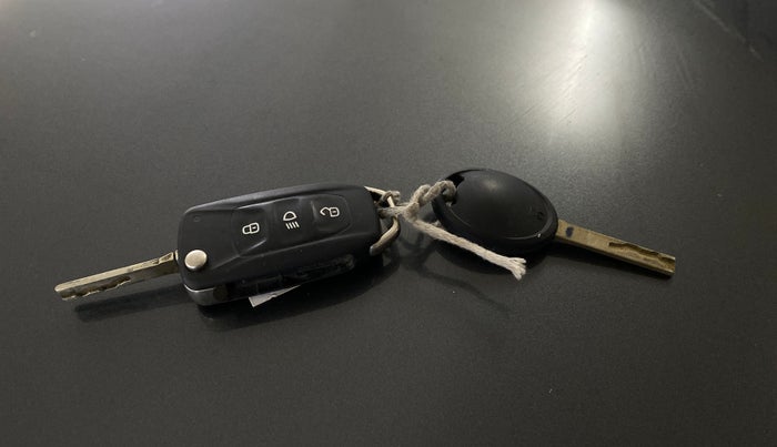 2021 Tata NEXON XM SUNROOF PETROL, Petrol, Manual, 82,040 km, Key Close Up