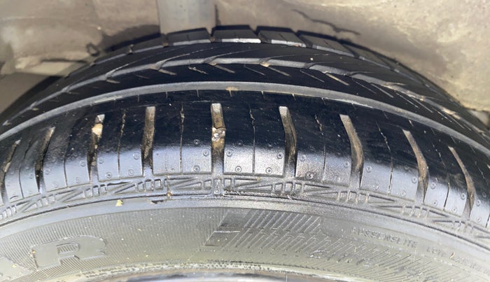 2016 Honda Jazz 1.2L I-VTEC SV, Petrol, Manual, 1,27,663 km, Right Rear Tyre Tread