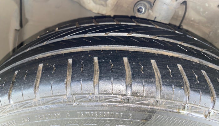 2016 Honda Jazz 1.2L I-VTEC SV, Petrol, Manual, 1,27,663 km, Left Front Tyre Tread