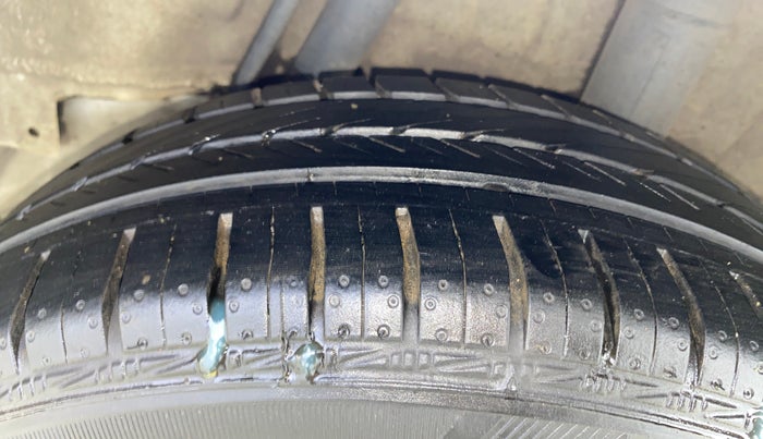 2016 Honda Jazz 1.2L I-VTEC SV, Petrol, Manual, 1,27,663 km, Left Rear Tyre Tread