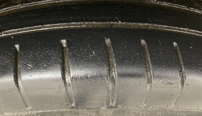 2013 Maruti Swift ZXI, Petrol, Manual, 1,49,909 km, Right Front Tyre Tread