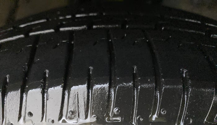 2019 Toyota Innova Crysta 2.8 GX AT 8 STR, Diesel, Automatic, 28,059 km, Right Front Tyre Tread