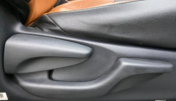 2019 Toyota Innova Crysta 2.8 GX AT 8 STR, Diesel, Automatic, 28,059 km, Driver Side Adjustment Panel