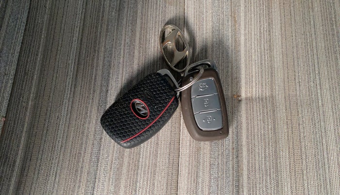 2022 Hyundai AURA SX PLUS 1.2 AMT, Petrol, Automatic, 67,386 km, Key Close Up