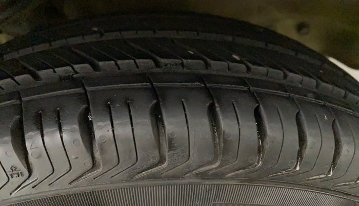 2016 Maruti Alto 800 LXI CNG, CNG, Manual, 48,208 km, Left Front Tyre Tread