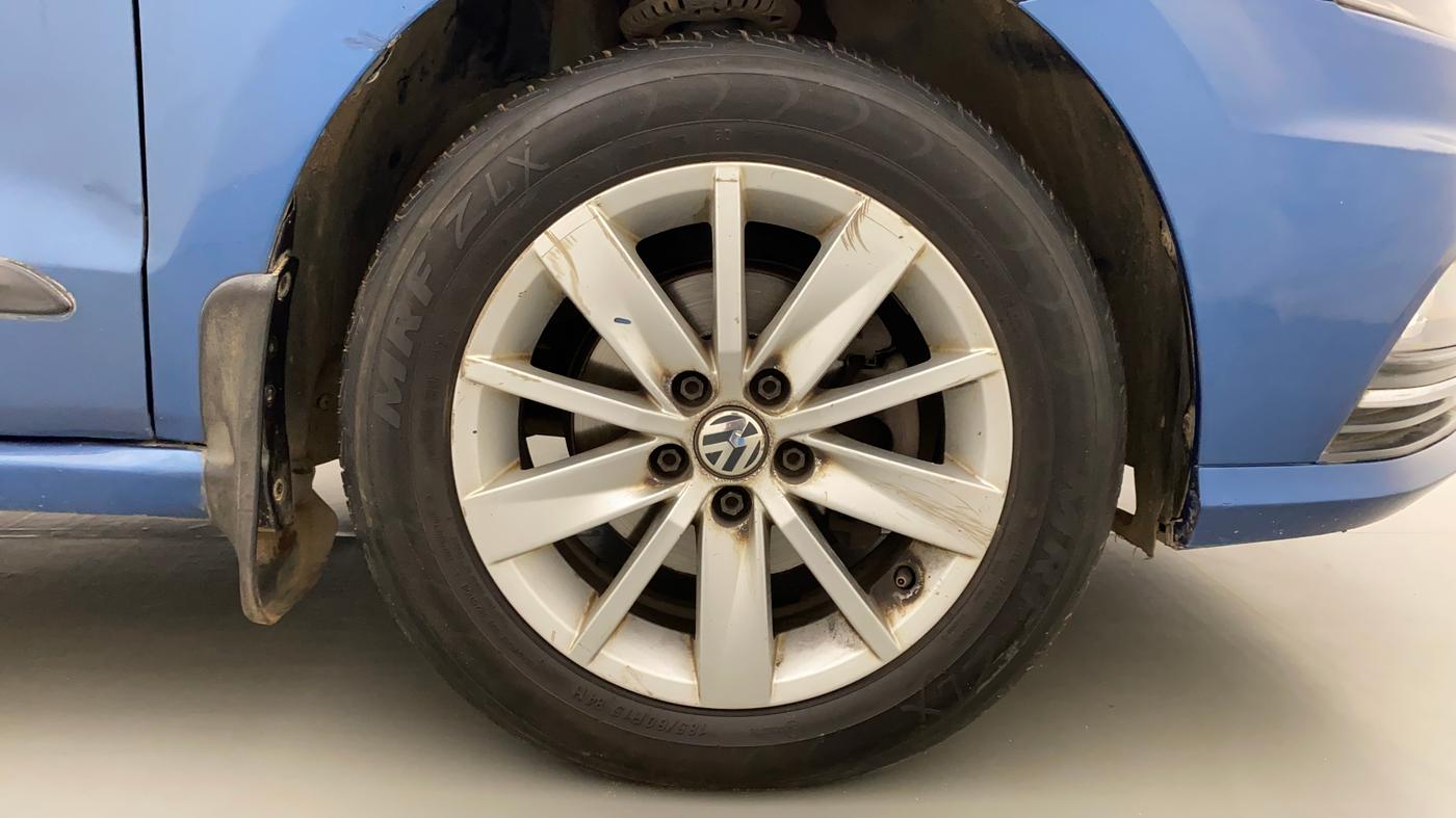 2016 Volkswagen Ameo HIGHLINE1.5L, Diesel, Manual, 1,17,305 km, Right Front Wheel