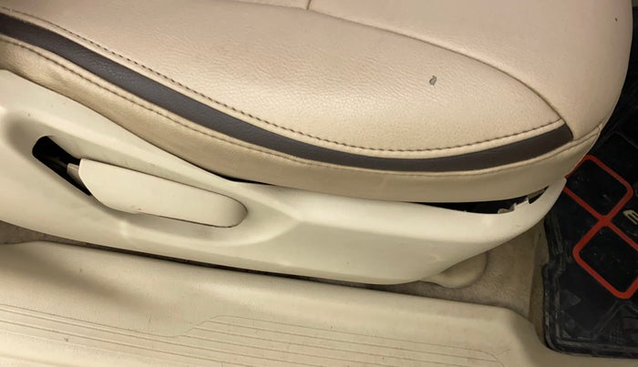 2012 Maruti Ertiga VDI, Diesel, Manual, 1,38,231 km, Second-row right seat - Seat side trim has minor damage