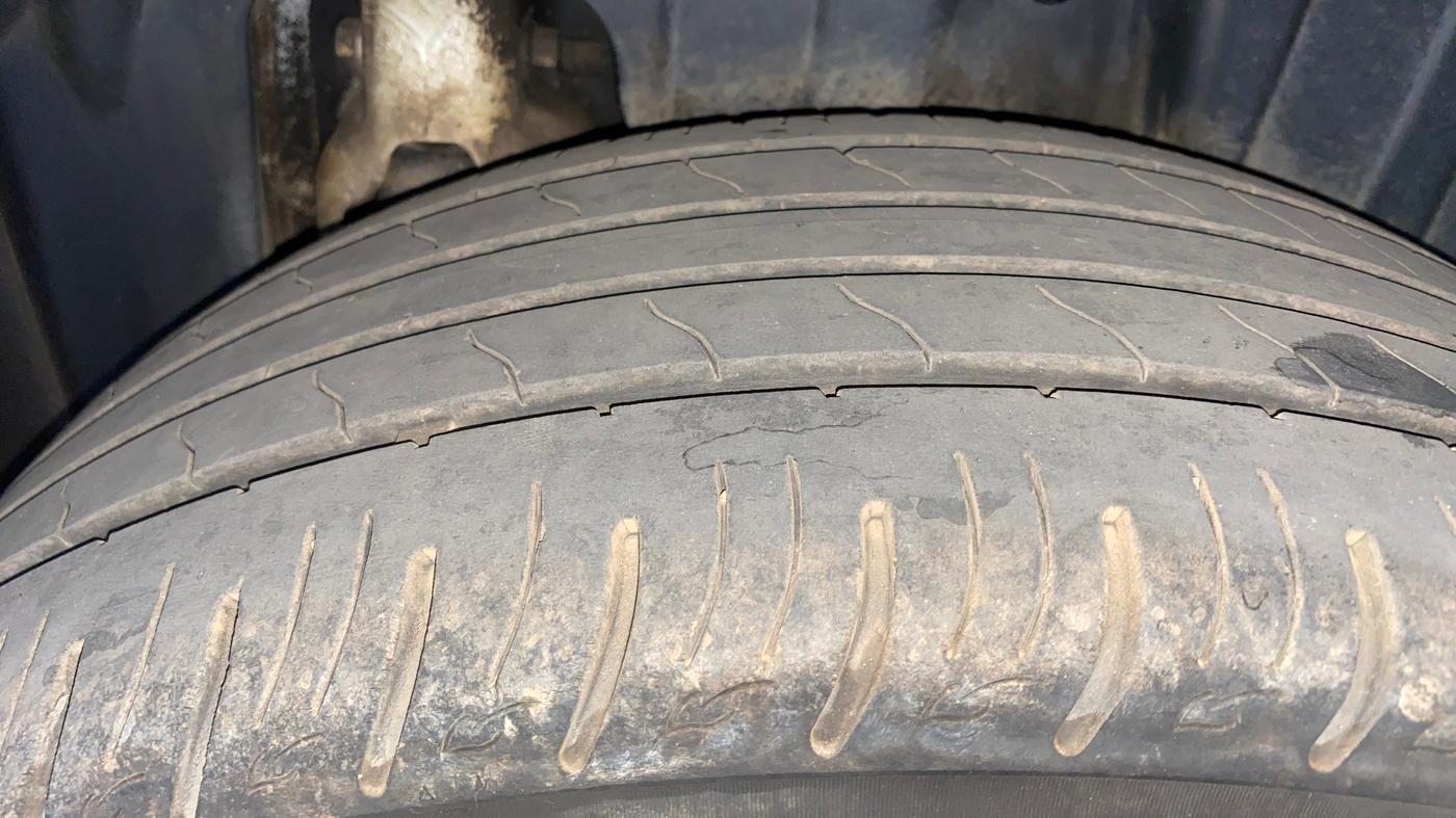2021 Mahindra XUV300 W8 (O) 1.2 PETROL, Petrol, Manual, 27,231 km, Left Rear Tyre Tread