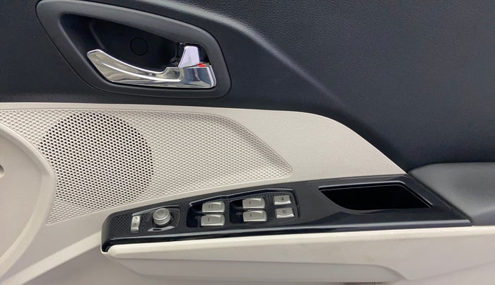 2021 Mahindra XUV300 W8 (O) 1.2 PETROL, Petrol, Manual, 27,231 km, Driver Side Door Panels Control