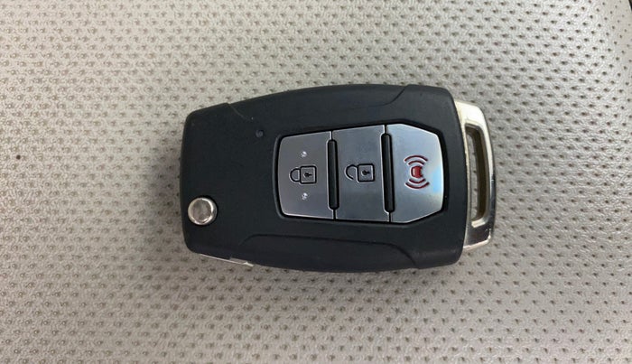 2021 Mahindra XUV300 W8 (O) 1.2 PETROL, Petrol, Manual, 27,231 km, Key Close Up