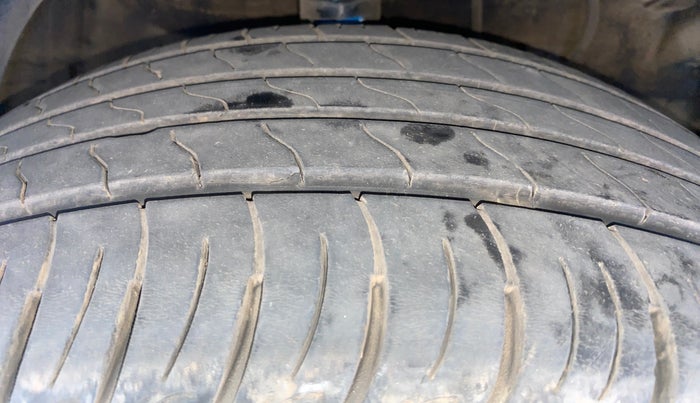 2021 Mahindra XUV300 W8 (O) 1.2 PETROL, Petrol, Manual, 27,231 km, Right Front Tyre Tread