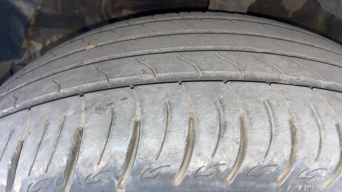 2021 Mahindra XUV300 W8 (O) 1.2 PETROL, Petrol, Manual, 27,231 km, Left Front Tyre Tread
